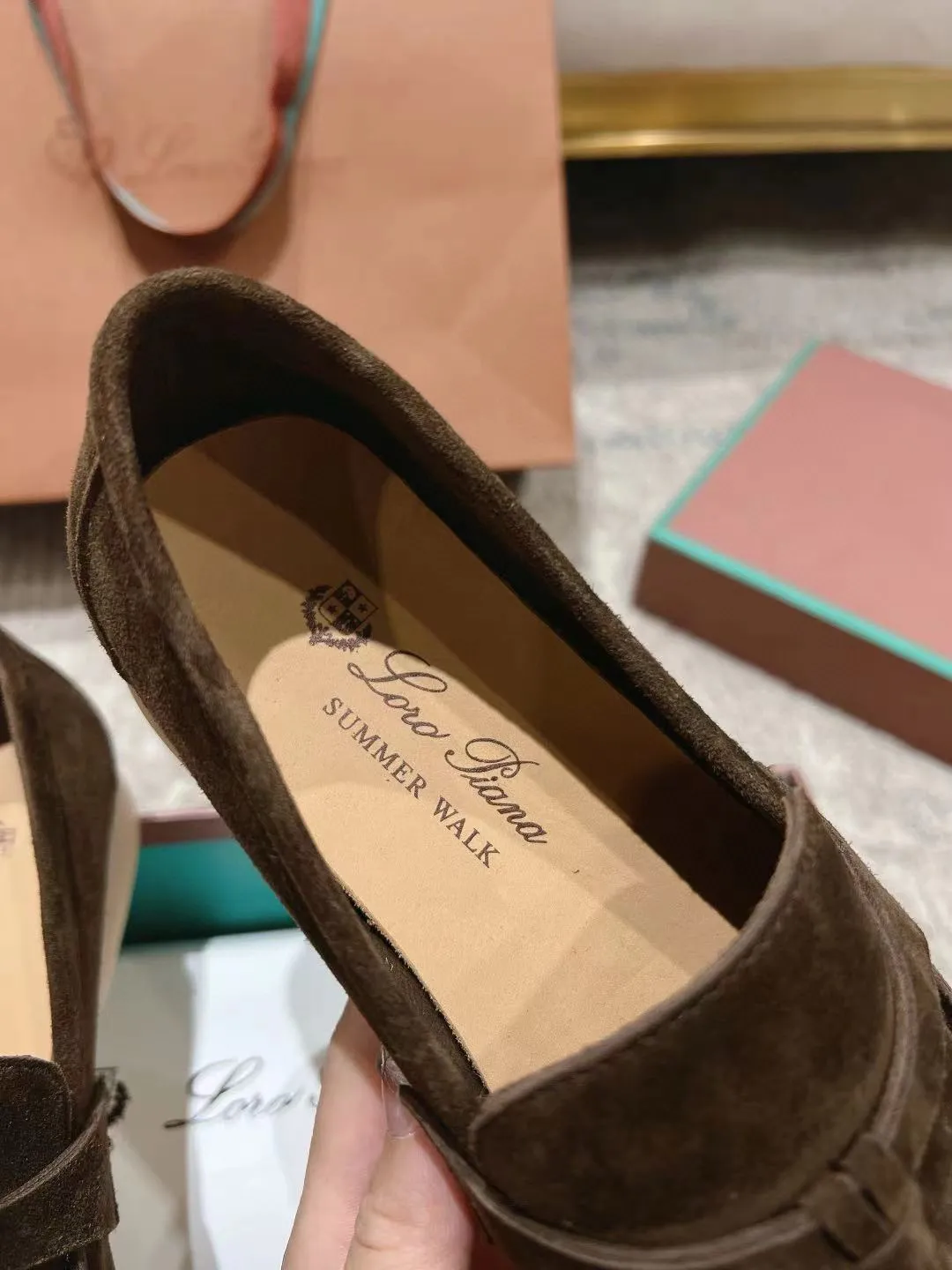 Factory price: 520💰4050 new color. Original purchase, 1⃣️: 1⃣️ folded and developed, Loro Piana professional model to try on feet, quality purchase level, flash sale of common products on the market, welcome to compare, original packaging. Fabric: Imported from Italy🐑High mercerized shearling, Lining: Hand-sewn mark thread in water-dyed cowhide imported from Italy🧵, high-end and elegant. Comfortable on the feet. Size: Women's 35-42 (41, 42) customized, non-returnable, men's 38-45 (46, 47, 48) customized, non-refundable. Fashionable boutiques that you can’t miss, a must-have item